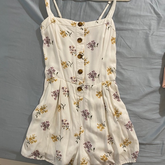 Hollister Floral romper - Picture 1 of 4